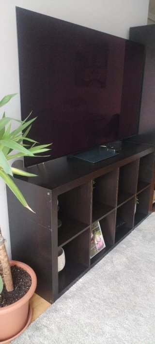Estantería de madera marrón y negra