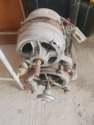 Dos motores de lavadora
