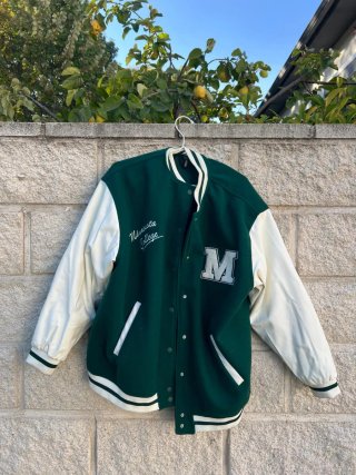 Cazadora estilo universitario verde y blanca