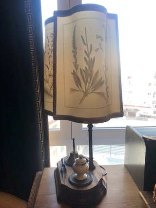 Lámpara de mesa con tintero