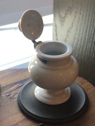 Lámpara de mesa con tintero