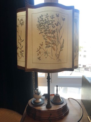 Lámpara de mesa con tintero