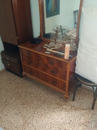 Cómoda antigua de madera