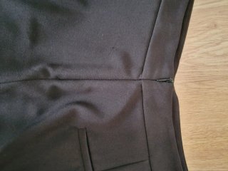 Pantalón corto negro efecto falda volante