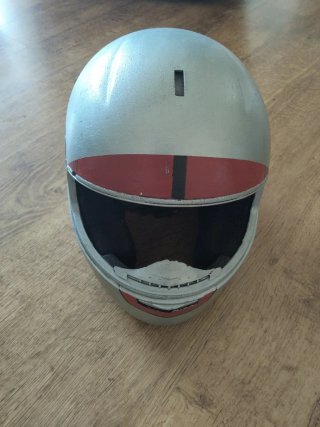 Casco de moto plateado