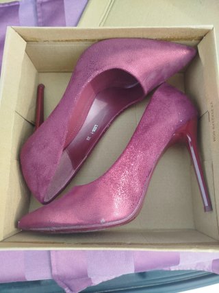 Zapatos de tacón burdeos brillantes