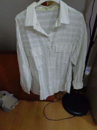 Camisa de mujer blanca y verde