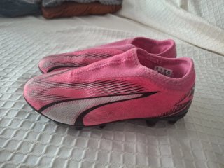 Botas de fútbol Puma rosas y negras T.34