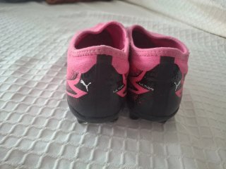 Botas de fútbol Puma rosas y negras T.34