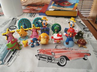 Lote de 16 figuras y muñecos pequeños