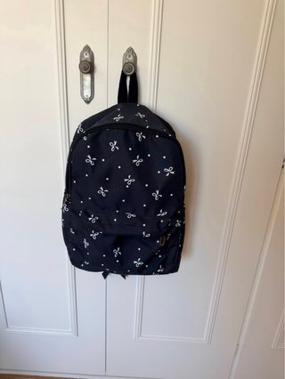 Mochila negra con estampado de lazos