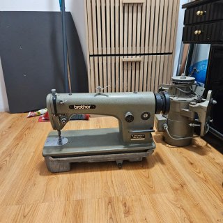 Máquina de coser industrial Brother DB2-B714-3