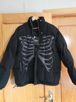 Cazadora Negra BoohooMAN Estampado Esqueleto