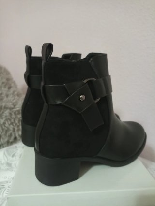 Botines Prisska negros con hebilla
