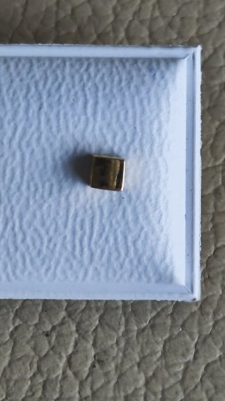 Pendientes oro bebé cuadrados nuevos.
