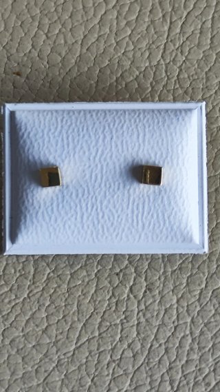 Pendientes oro bebé cuadrados nuevos.