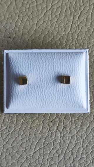 Pendientes oro bebé cuadrados nuevos.