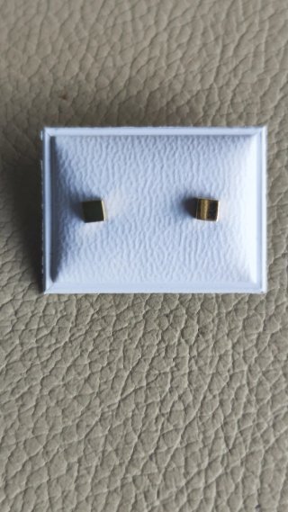 Pendientes oro bebé cuadrados nuevos.