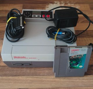 Consola Nintendo NES con juego Galaga