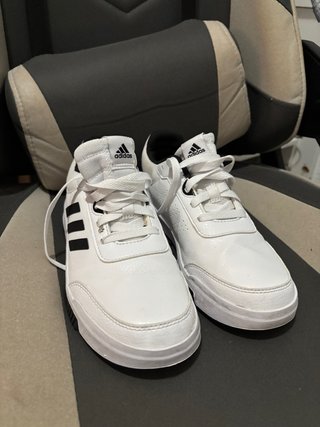 Zapatillas Adidas Blancas, en perfecto estado..