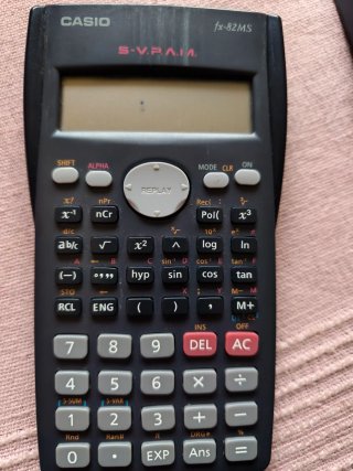 Calculadora Casio fx-82MS, con tapa