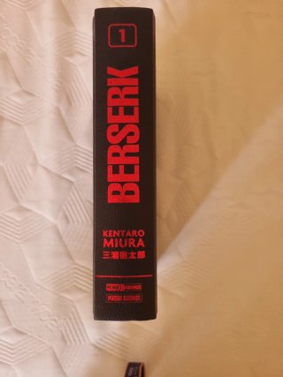 Libro di fumetti di kentaro miura