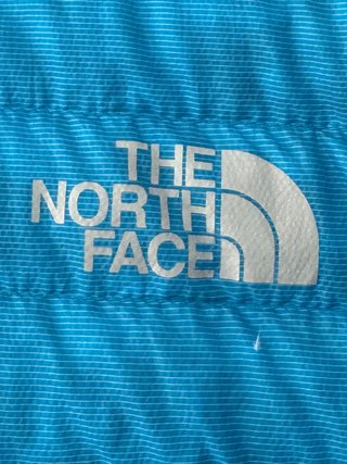 Chaqueta The North Face azul y negra, estilo outdo