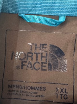 Chaqueta The North Face azul y negra, estilo outdo