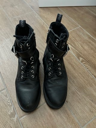 Botines Estilo Militar Negros em pele