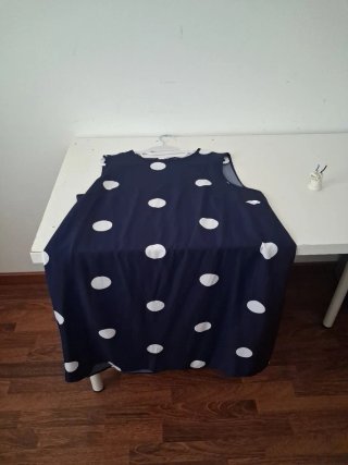 Vestido de verano azul con lunares blancos