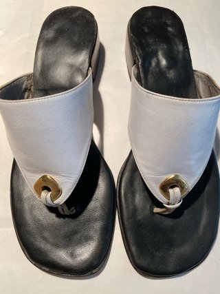 Sandalias planas dedo piel blanco y negro