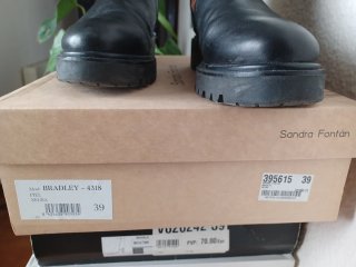 Botas altas de piel negras