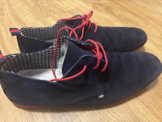 Zapatos de hombre azul marino y rojo