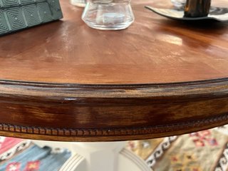Mesa redonda de madera