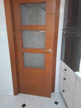 Puerta madera con cristales