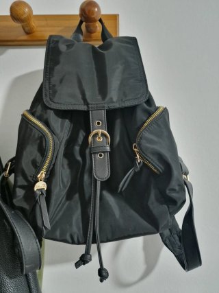 Mochila negra mediana