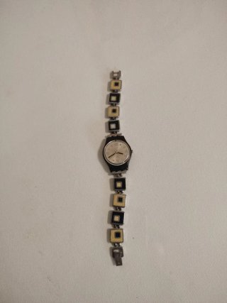 Reloj Swatch Mujer Negro y Dorado
