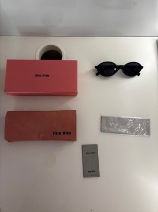 Gafas de sol Miu Miu negras