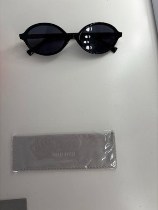 Gafas de sol Miu Miu negras