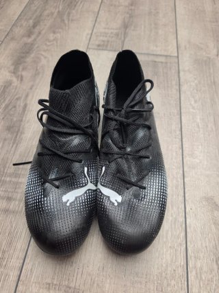 Botas de fútbol Puma negras y plateadas