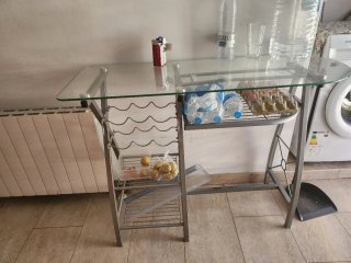 Mesa de cocina con botellero
