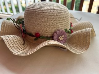 Sombrero de niña con flores y calcetines.