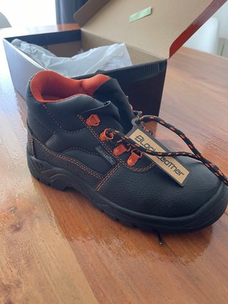 Zapatos de seguridad negros y naranjas