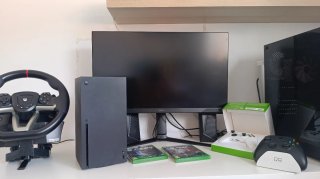 Xbox Series X con volante, monitor e FC26