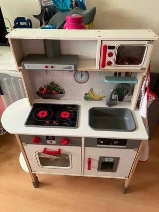 Cocinita de juguete con delantal