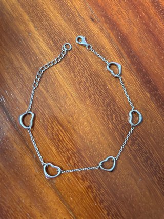 Pulsera de plata con corazones