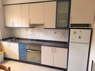 Cocina completa con muebles y electrodomésticos