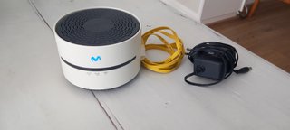 Amplificador Wi-Fi Movistar con los cables.
