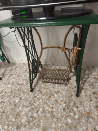 Mesa antigua de máquina de coser