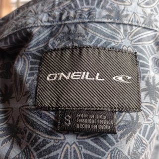 Camisa O'Neill de estilo tribal y surfero